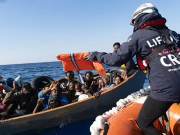 Tres barcos con 846 migrantes rescatados a bordo esperan su desembarco en aguas italianas