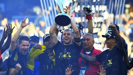 Gareth Bale levanta el trofeo de la MLS Gareth Bale levanta el trofeo de la MLS