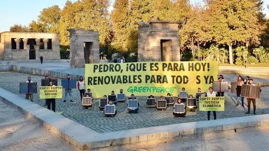 Greenpeace coloca placas solares en el Templo de Debod y exige a Sánchez llevar al COP27 “compromisos de justicia climática”. Greenpeace coloca placas solares en el Templo de Debod y exige a Sánchez llevar al COP27 “compromisos de justicia climática”.