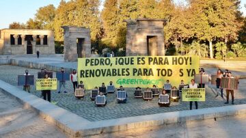Greenpeace coloca placas solares en el Templo de Debod y exige a Sánchez llevar al COP27 “compromisos de justicia climática”.
