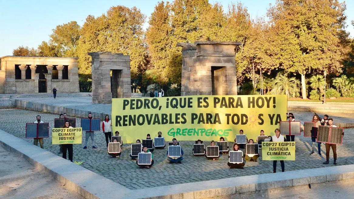 Greenpeace coloca placas solares en el Templo de Debod y exige a Sánchez llevar al COP27 “compromisos de justicia climática”.