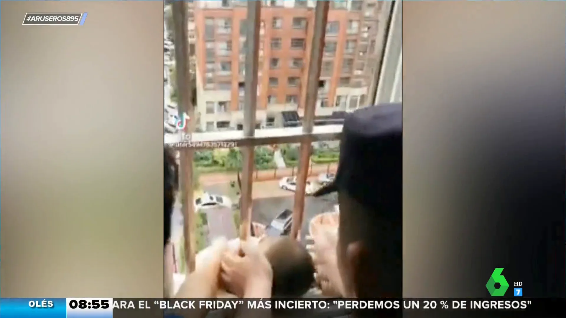 Rescatan a un niño cuya cabeza se había quedado atascada en las rejas de una ventana