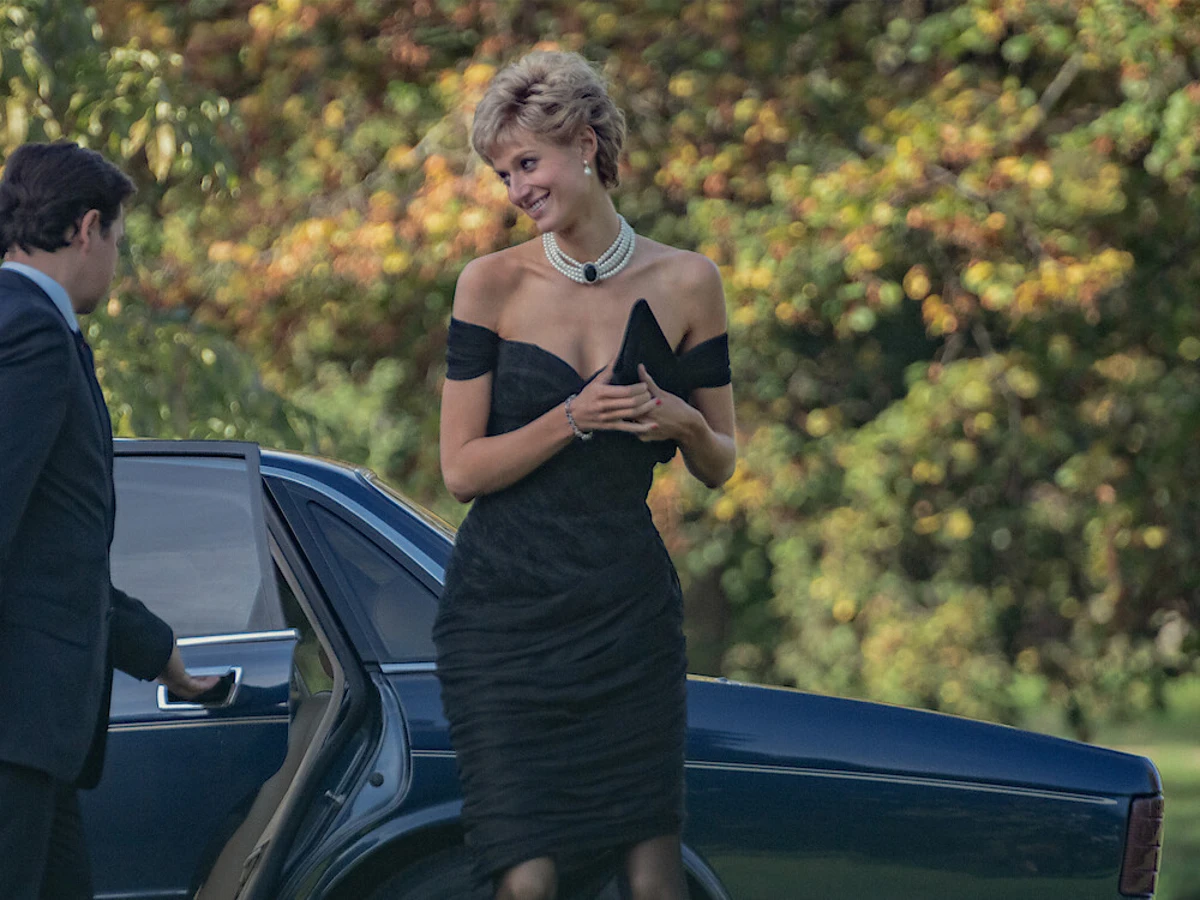 The Crown': así luce Elizabeth Debicki el famoso 'vestido de la venganza' que lució Lady Di en 1994 The Crown': así luce Elizabeth Debicki el famoso 'vestido de la venganza' que lució Lady Di en 1994