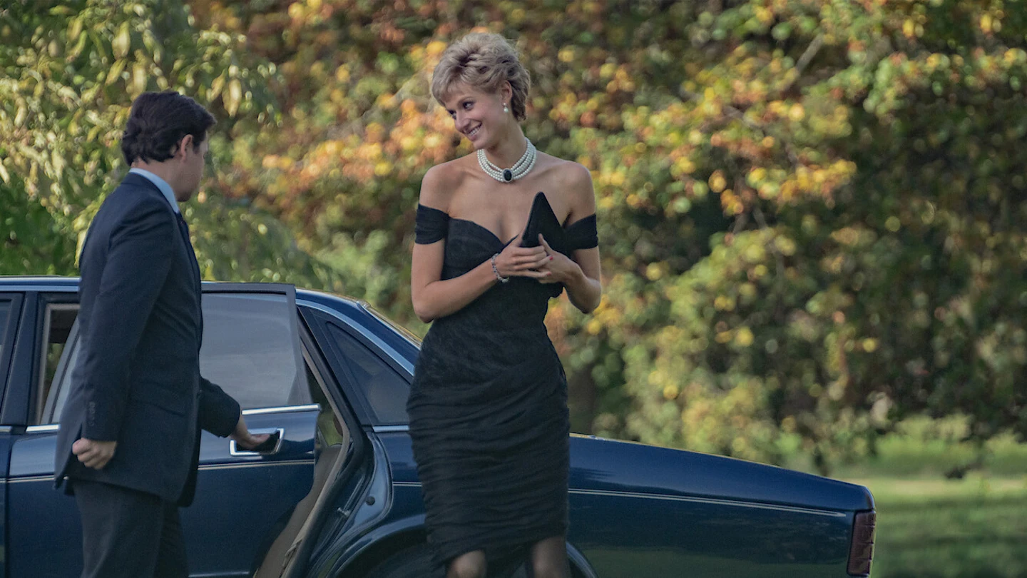 Elizabeth Debicki en la escena de la T5 de 'The Crown' que recrea la asistencia de Lady Di a una fiesta con el famoso 'Vestido de la venganza'. Elizabeth Debicki en la escena de la T5 de 'The Crown' que recrea la asistencia de Lady Di a una fiesta con el famoso 'Vestido de la venganza'.