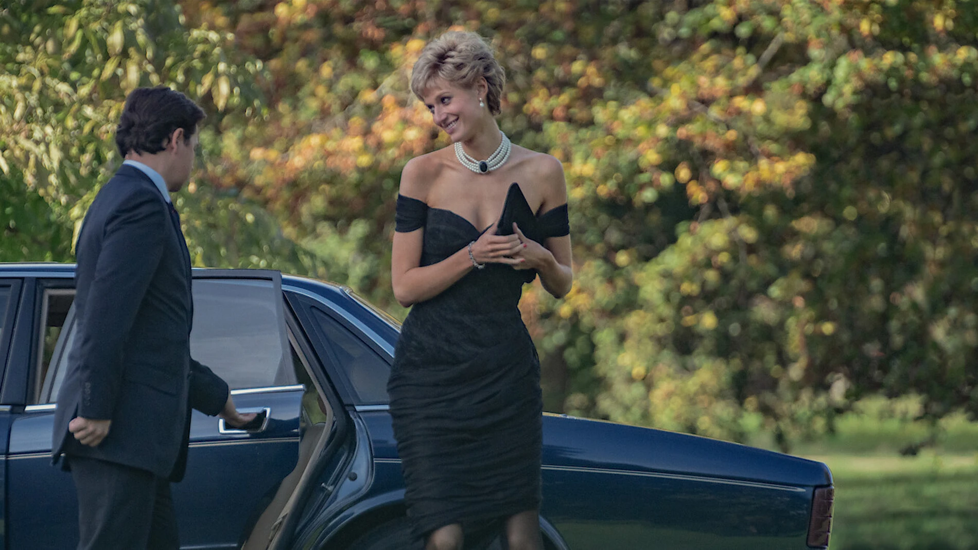 The Crown': así luce Elizabeth Debicki el famoso 'vestido de la venganza'  que lució Lady Di en 1994