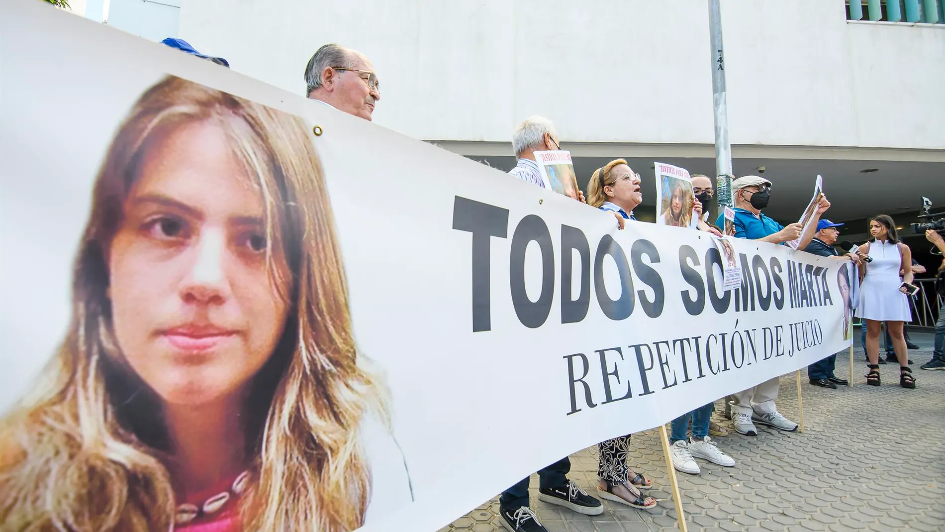 Protesta frente a los juzgados de Sevilla pidiendo justicia por la muerte de Marta del Castillo. 