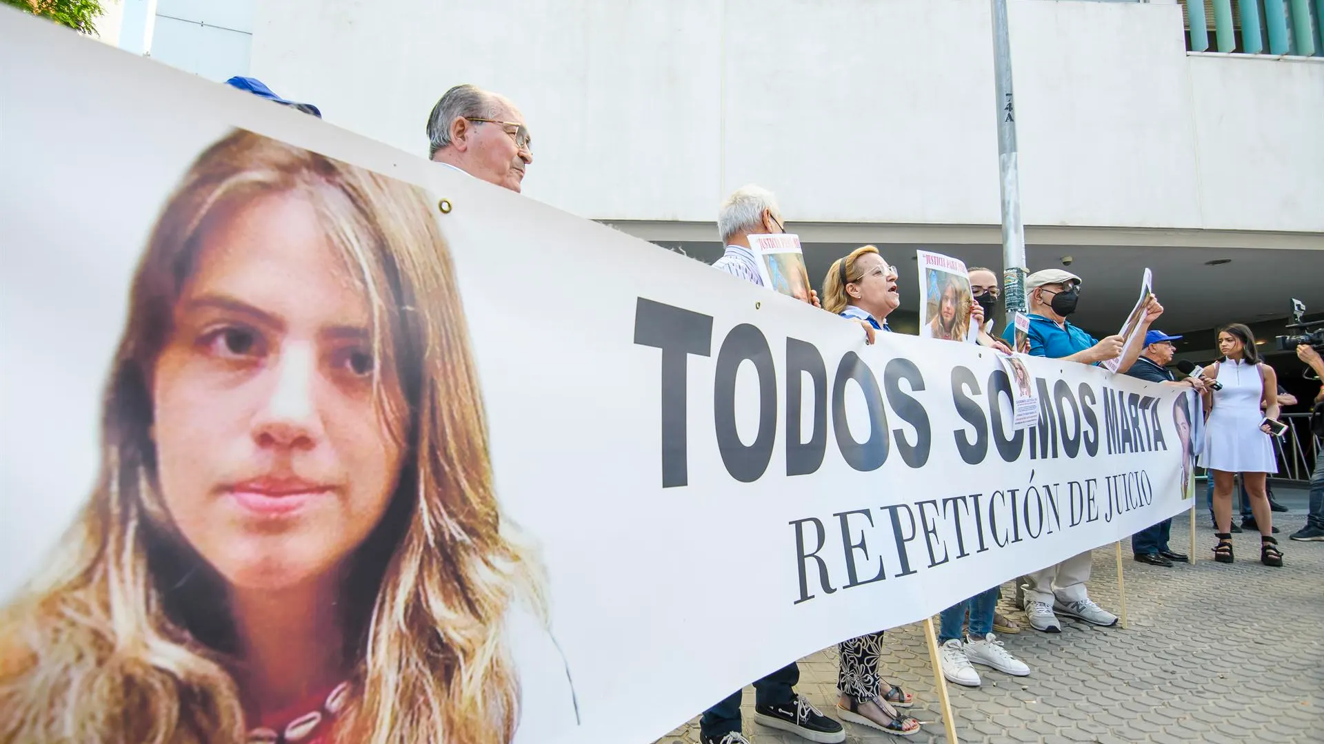 Protesta frente a los juzgados de Sevilla pidiendo justicia por la muerte de Marta del Castillo. 