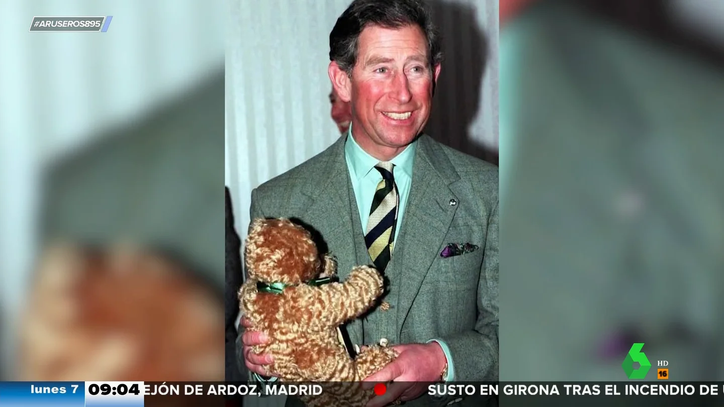"¿Qué es peor: viajar con tu inodoro o con tu oso de peluche?" Carlos III y sus extraños compañeros de viaje "¿Qué es peor: viajar con tu inodoro o con tu oso de peluche?" Carlos III y sus extraños compañeros de viaje