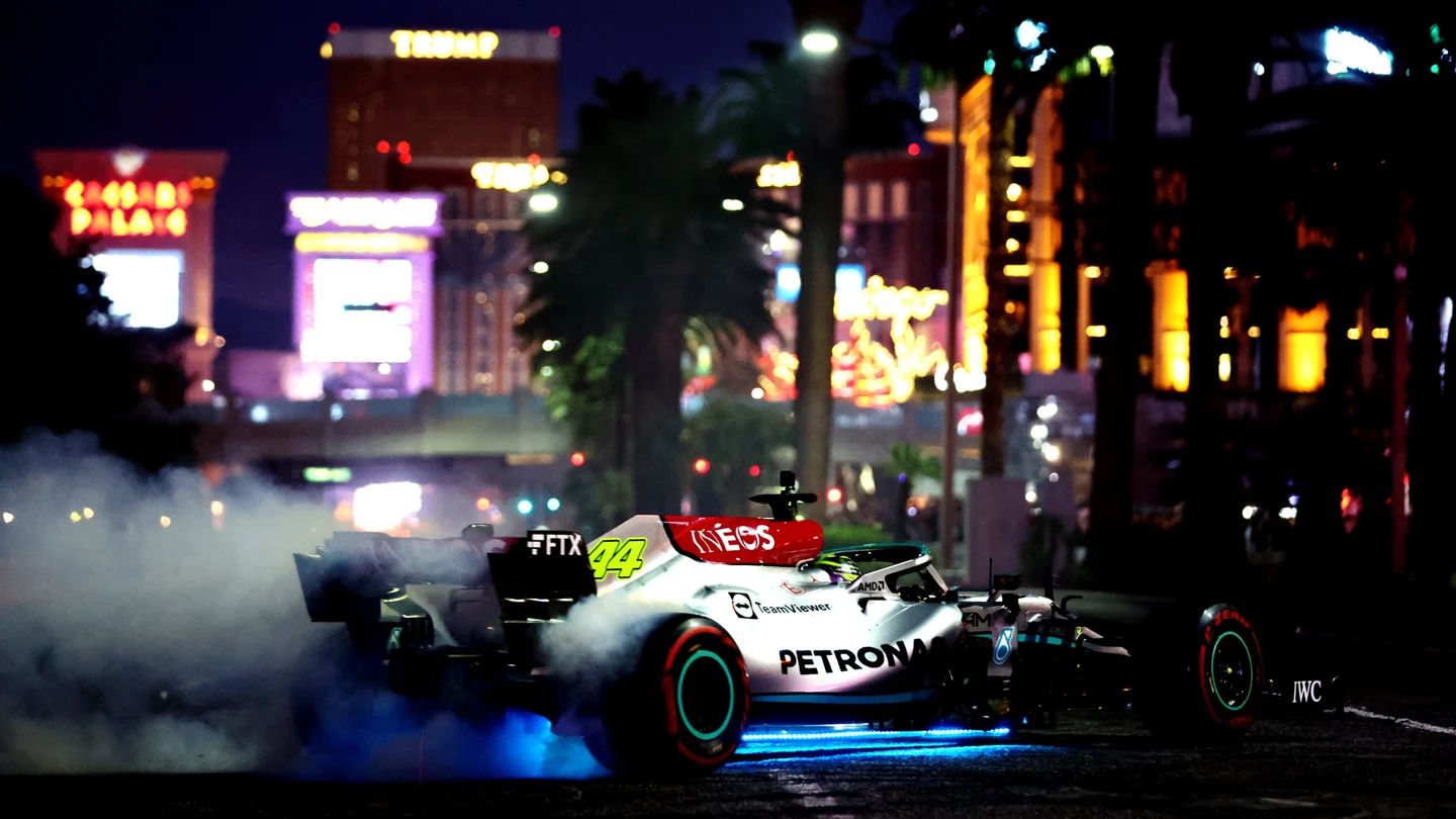 Lewis Hamilton, con su Mercedes en Las Vegas Lewis Hamilton, con su Mercedes en Las Vegas