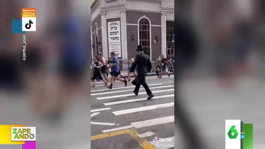 Grupo de judíos atravesando un paso de cebra con la maratón de Nueva York Grupo de judíos atravesando un paso de cebra con la maratón de Nueva York