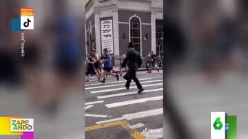 Grupo de judíos atravesando un paso de cebra con la maratón de Nueva York