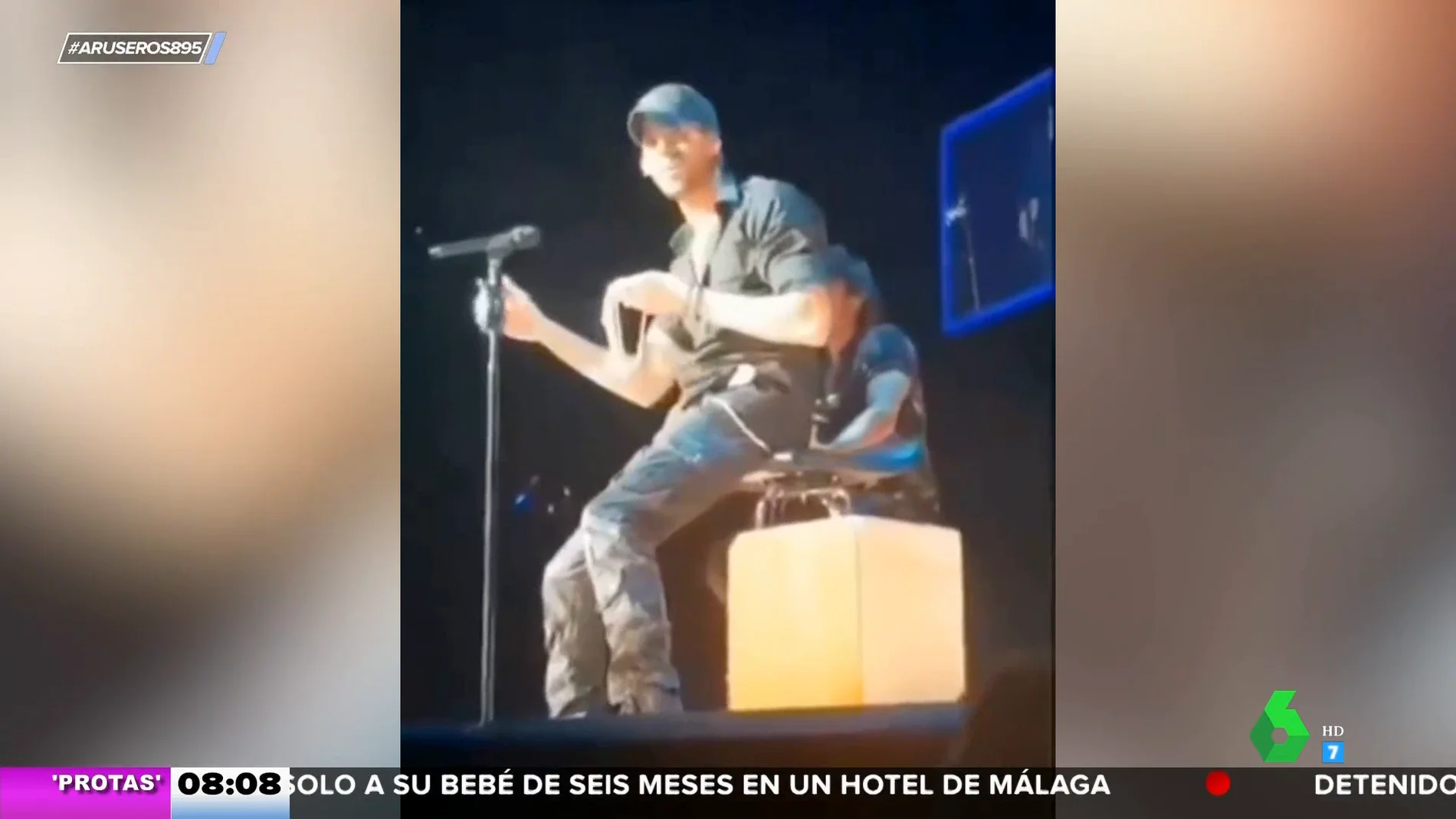 La reacción de Enrique Iglesias cuando le tiran un tanga al escenario en pleno concierto