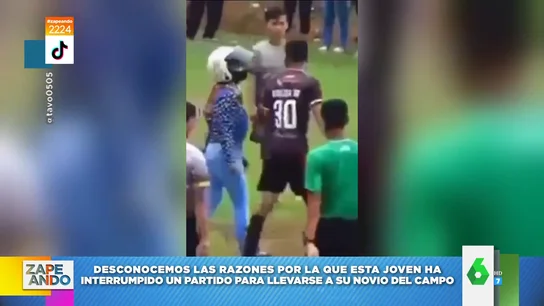 El momento en el que esta mujer irrumpe en un campo de fútbol y se lleva a su novio a la fuerza El momento en el que esta mujer irrumpe en un campo de fútbol y se lleva a su novio a la fuerza