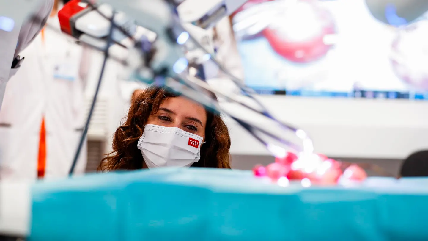 La presidenta de la Comunidad de Madrid, Isabel Díaz Ayuso (c), visita el nuevo Centro Quirúrgico del Hospital Gregorio Marañón. La presidenta de la Comunidad de Madrid, Isabel Díaz Ayuso (c), visita el nuevo Centro Quirúrgico del Hospital Gregorio Marañón.