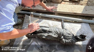 Extraordinario hallazgo en Italia: sacan del barro más de una veintena de estatuas romanas y etruscas intactas