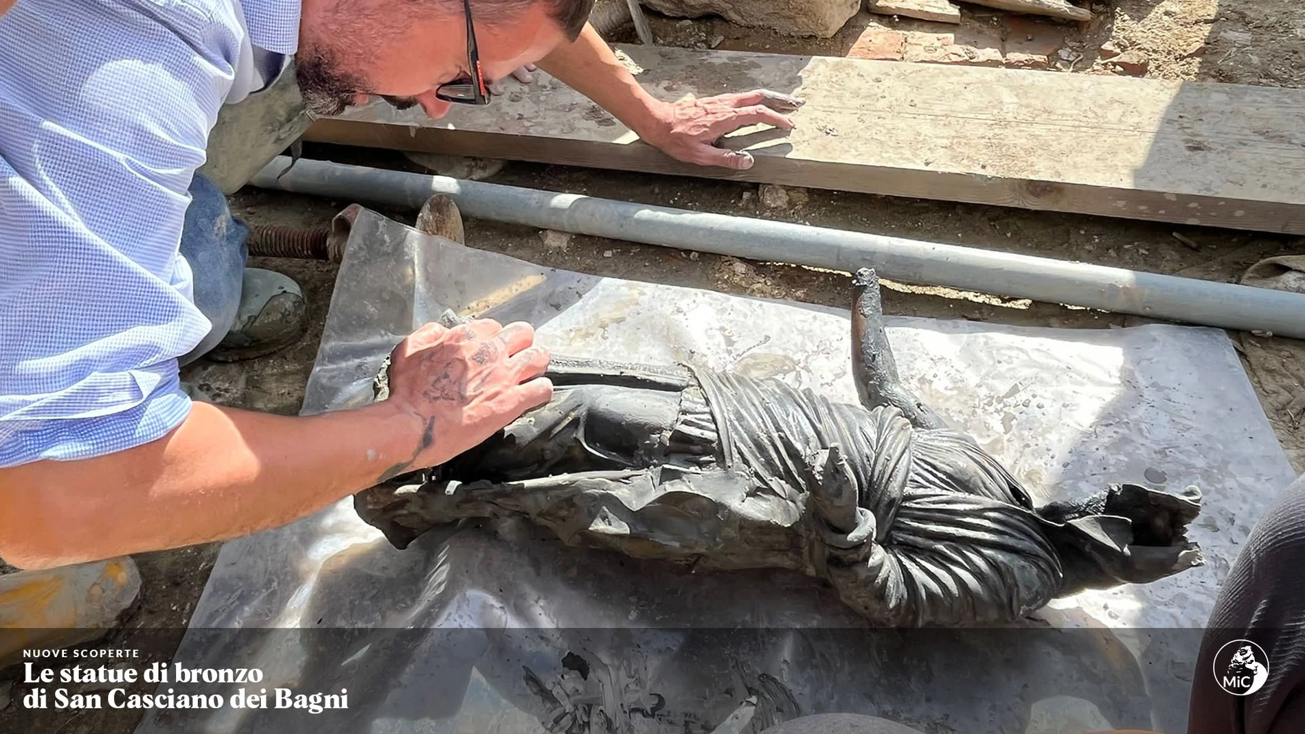 Extraordinario hallazgo en Italia: sacan del barro más de una veintena de estatuas romanas y etruscas intactas