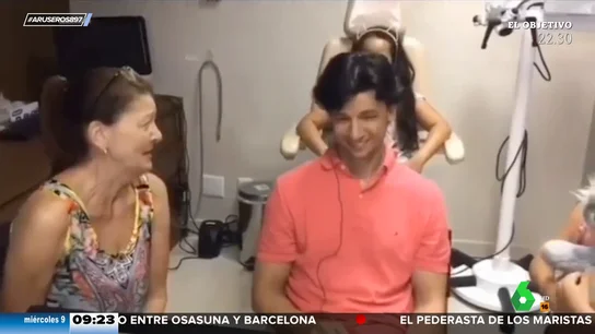 El emotivo momento en el que un joven sordo de 35 años escucha por primera vez la voz de su madre El emotivo momento en el que un joven sordo de 35 años escucha por primera vez la voz de su madre