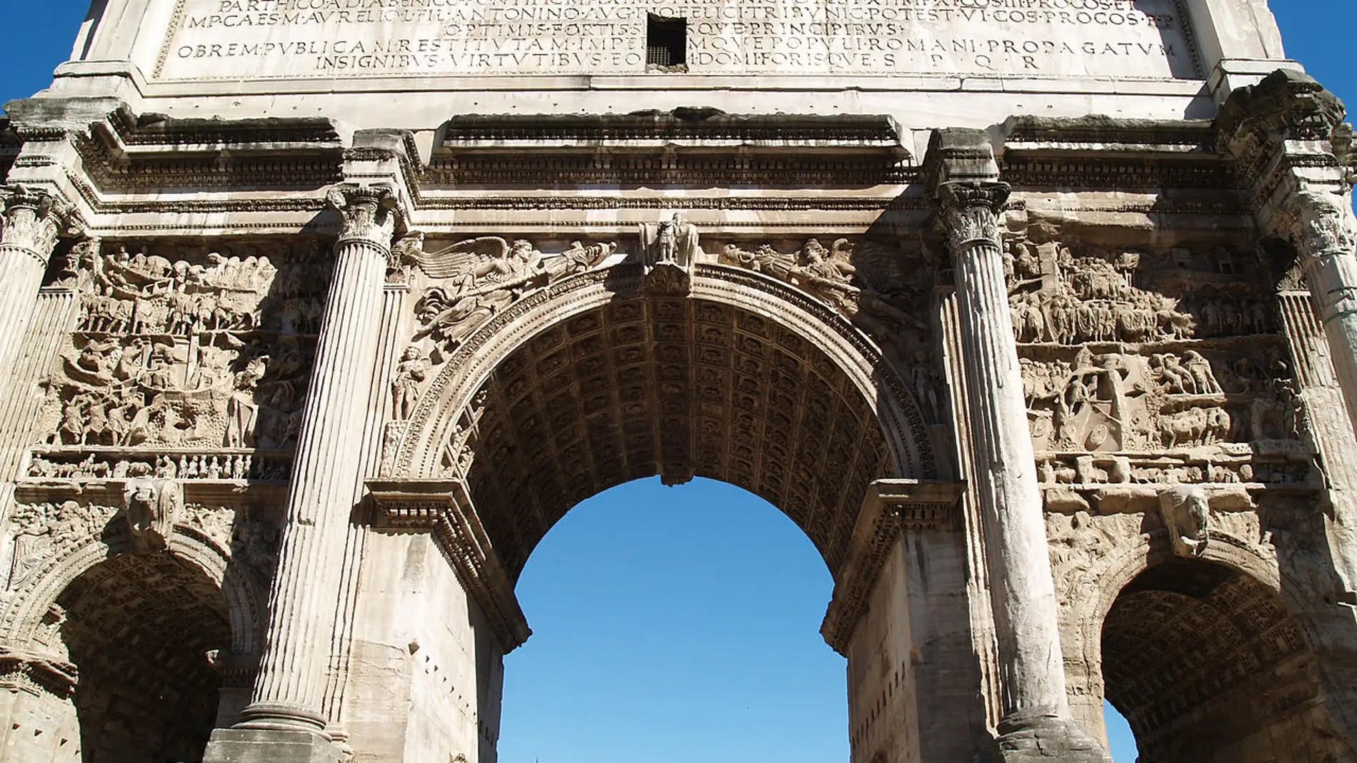Arco de Septimio Severo de Roma: ¿por qué se borró un nombre en la inscripción de sus fachadas?