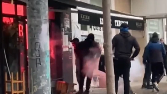 Los ultras del Barça, tirando una bengala y rompiendo cristales Los ultras del Barça, tirando una bengala y rompiendo cristales