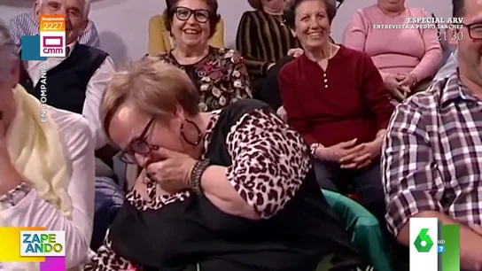 Ramón García no puede evitar contener la carcajada con la risa contagiosa de una mujer del público Ramón García no puede evitar contener la carcajada con la risa contagiosa de una mujer del público