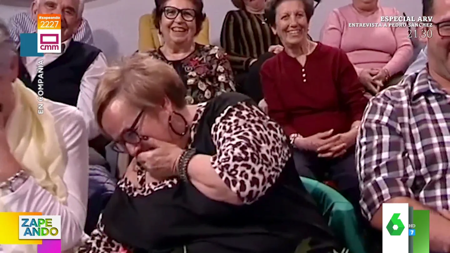 Ramón García no puede evitar contener la carcajada con la risa contagiosa de una mujer del público Ramón García no puede evitar contener la carcajada con la risa contagiosa de una mujer del público