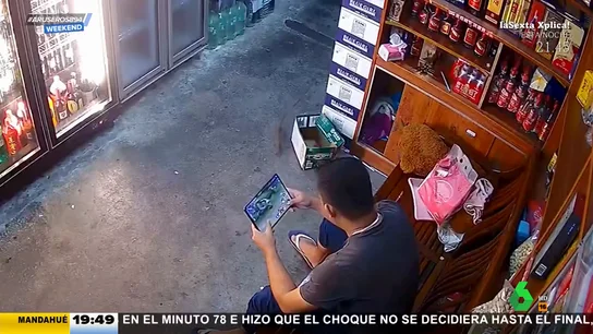 ArusWeekend: El susto de muerte de rata y un humano al encontrarse ArusWeekend: El susto de muerte de rata y un humano al encontrarse