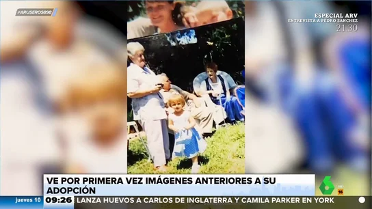 La emotiva reacción de una chica que ve por primera vez fotografías de antes de su adopción La emotiva reacción de una chica que ve por primera vez fotografías de antes de su adopción