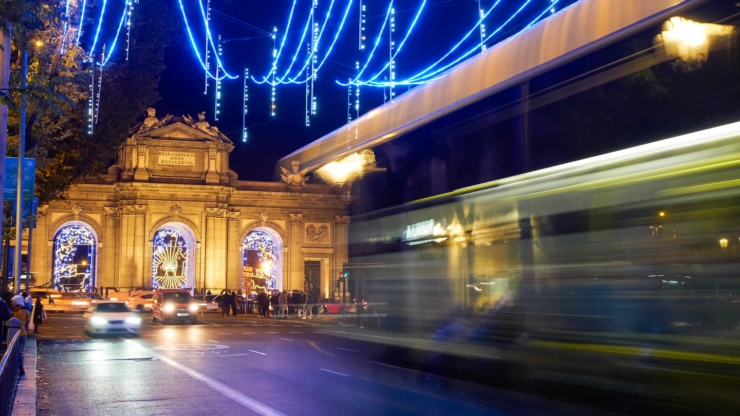 Autobús recorriendo las luces de Navidad de Madrid Autobús recorriendo las luces de Navidad de Madrid