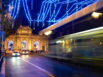 Autobús recorriendo las luces de Navidad de Madrid