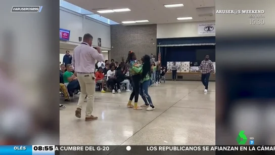 La curiosa idea para felicitar a su profesora por su cumpleaños: una pelea entre alumnos La curiosa idea para felicitar a su profesora por su cumpleaños: una pelea entre alumnos