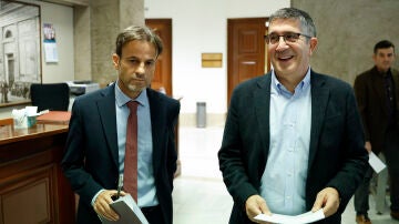 El portavoz del Partido Socialista en el Congreso, Patxi López (d), y el presidente del grupo parlamentario de Unidas Podemos, Jaume Asens.
