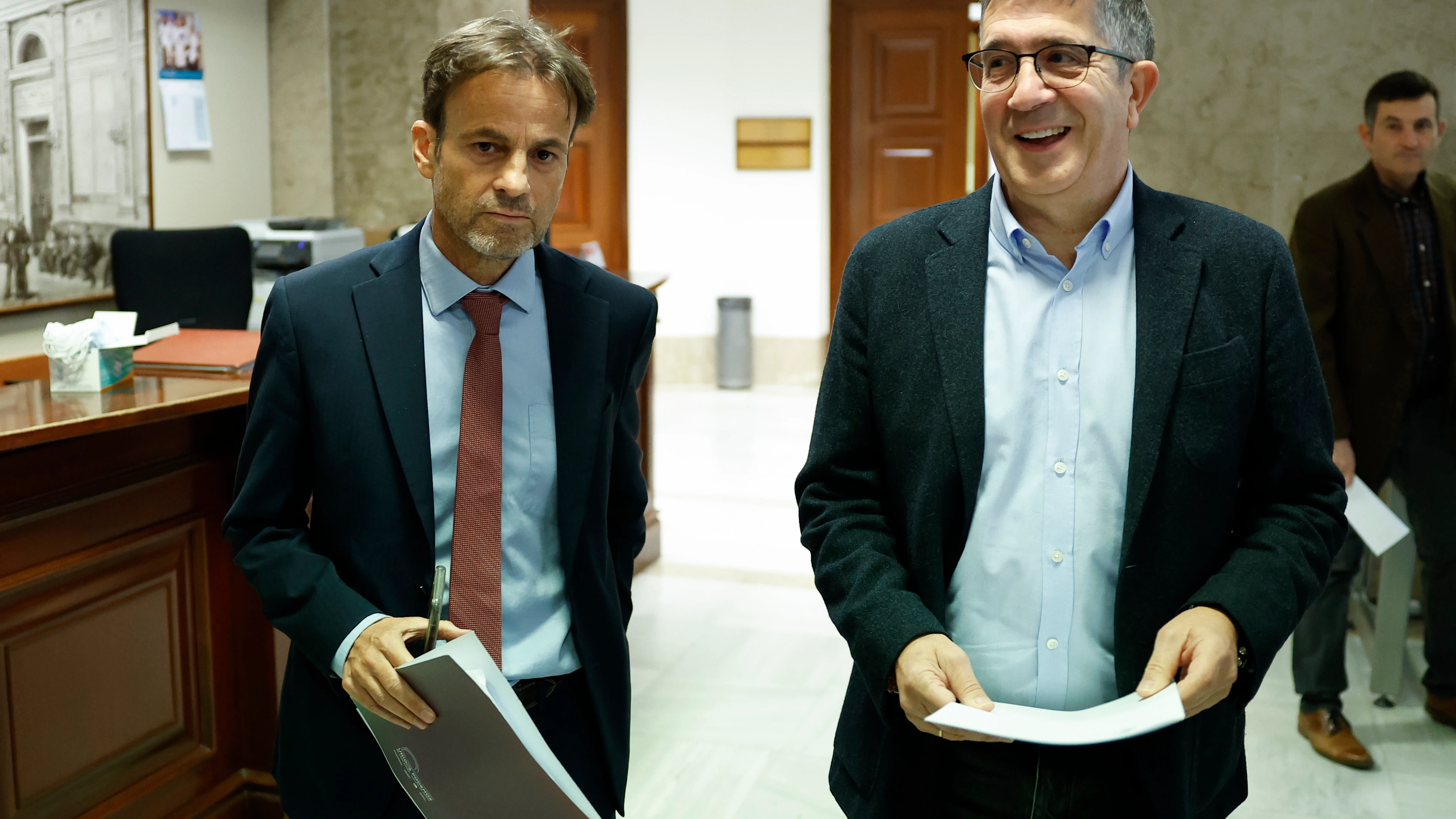 El portavoz del Partido Socialista en el Congreso, Patxi López (d), y el presidente del grupo parlamentario de Unidas Podemos, Jaume Asens.