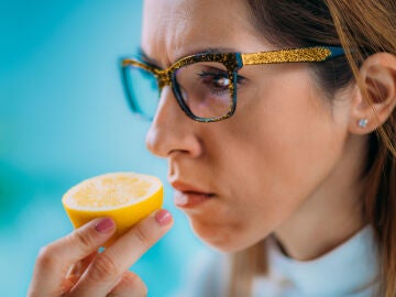Mujer oliendo un limón