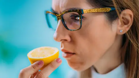 Mujer oliendo un limón Mujer oliendo un limón
