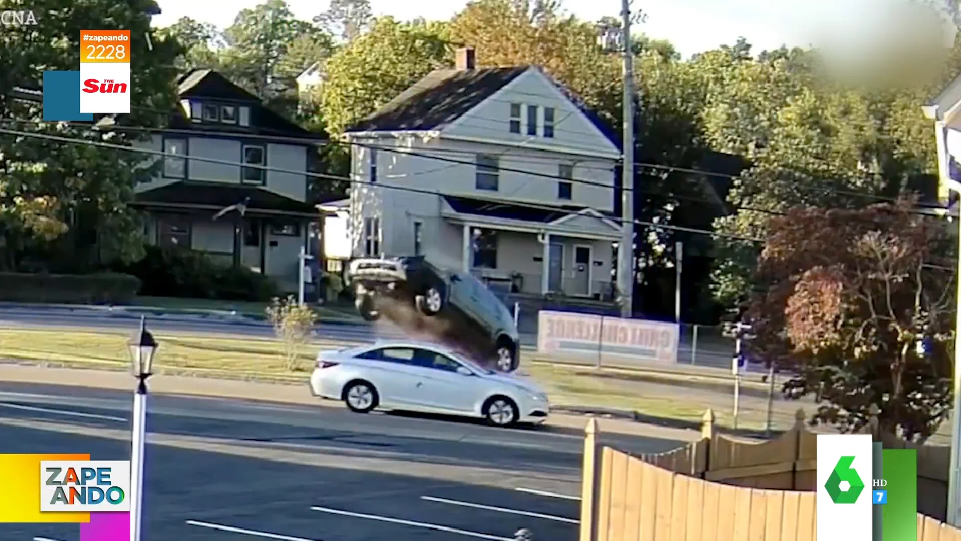 El momento en el que un conductor se desmaya y acaba volando por encima de otro coche 