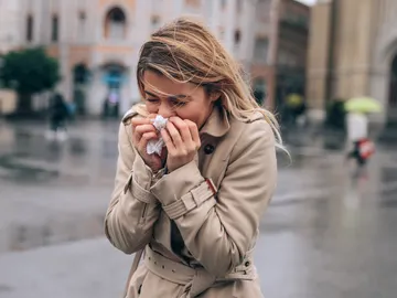 Chica enferma en un día de lluvía Chica enferma en un día de lluvía