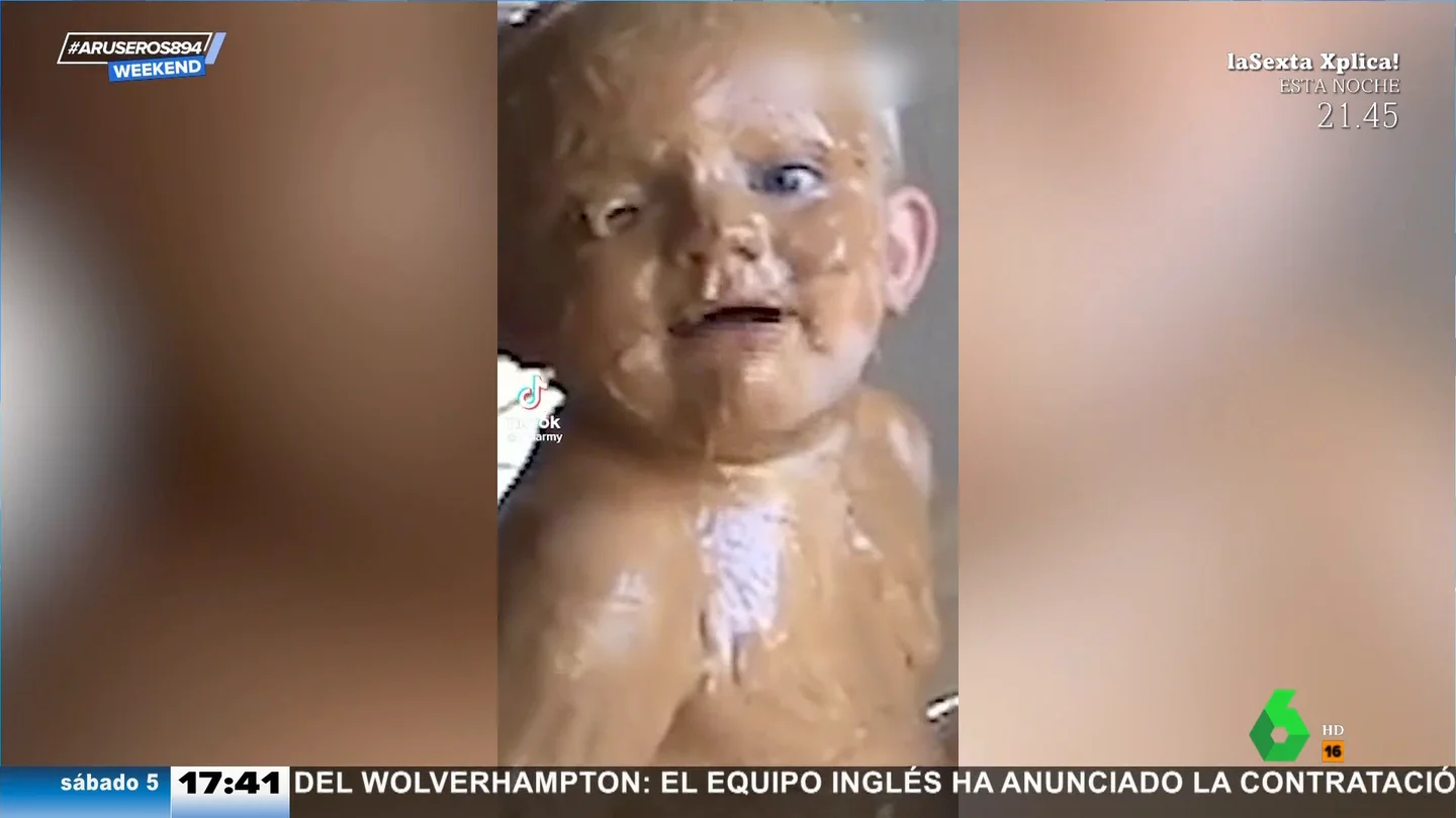 ArusWeekend: Una niña embadurna a su hermanito con manteca de cacahuete ArusWeekend: Una niña embadurna a su hermanito con manteca de cacahuete