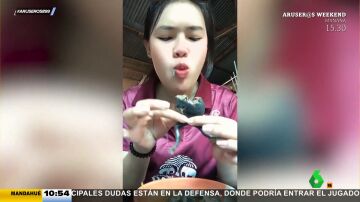 Una joven se come ante la cámara un exótico manjar: una rana hervida
