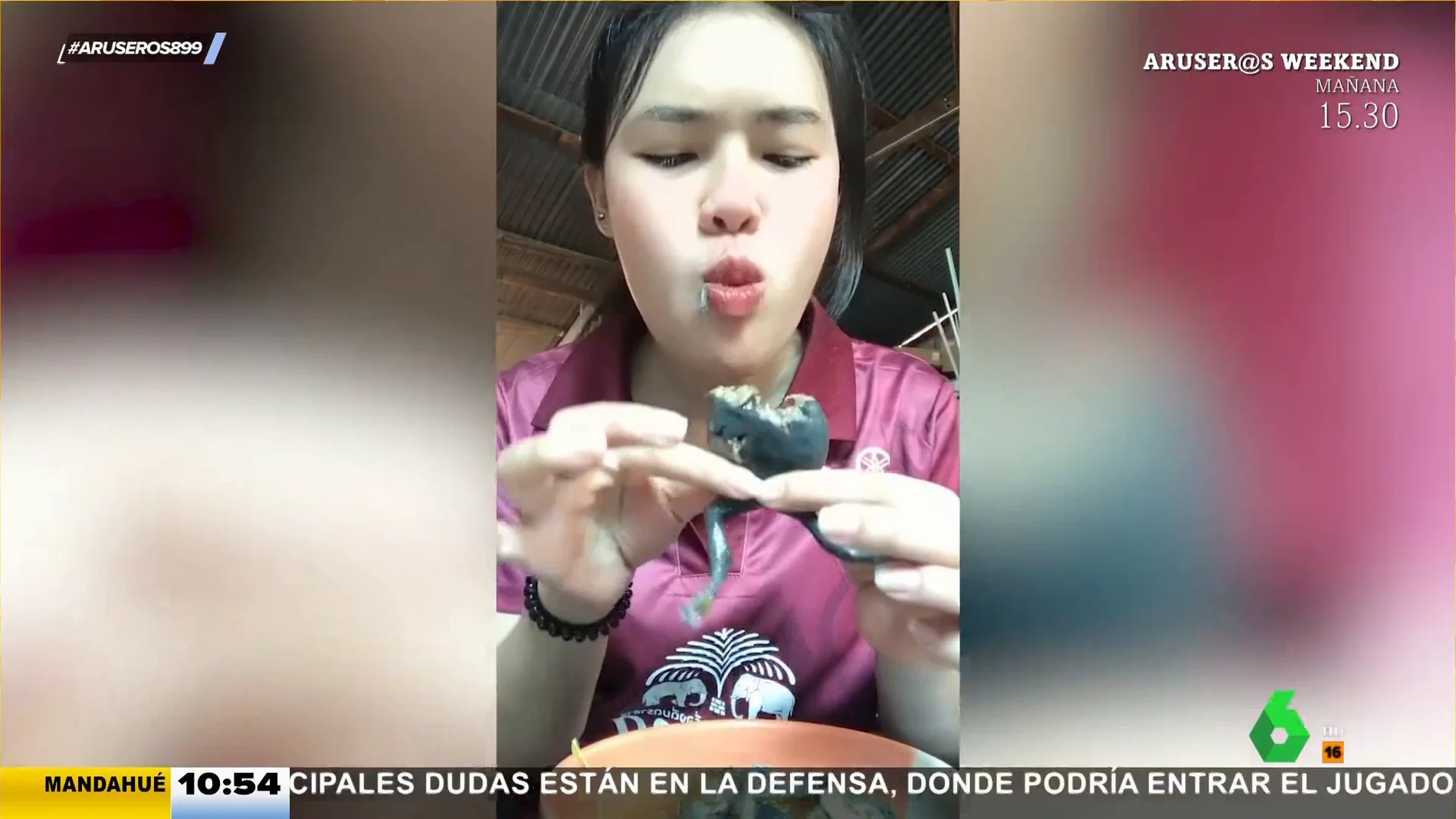 Una joven se come ante la cámara un exótico manjar: una rana hervida