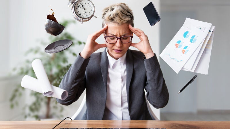 Trabajar demasiado es literalmente tóxico: la partícula que desarrolla tu cerebro