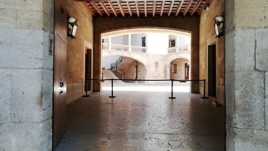 El patio de la Audiencia Provincial de Baleares y el TSJIB, visto desde el exterior. El patio de la Audiencia Provincial de Baleares y el TSJIB, visto desde el exterior.