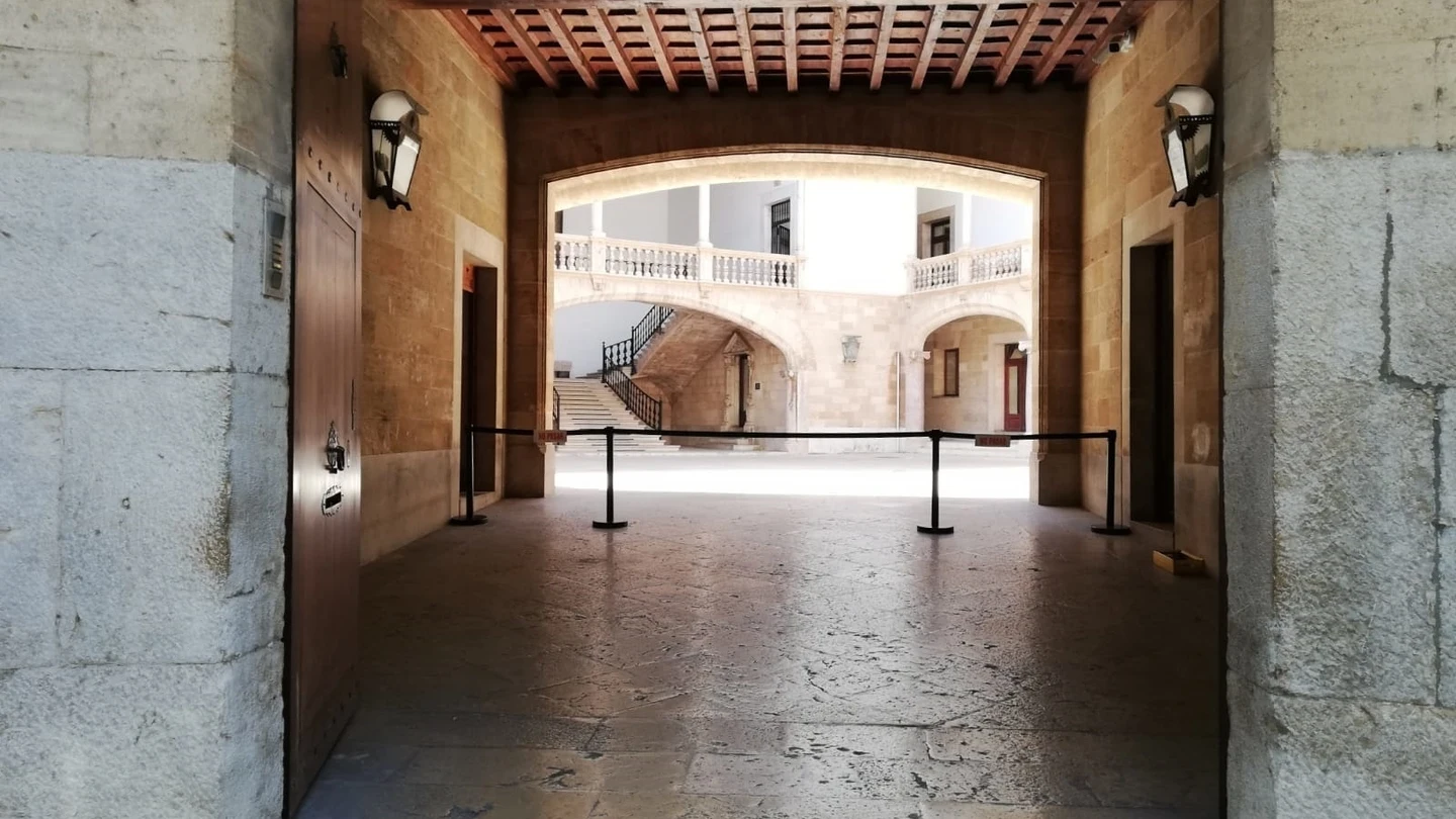 El patio de la Audiencia Provincial de Baleares y el TSJIB, visto desde el exterior. El patio de la Audiencia Provincial de Baleares y el TSJIB, visto desde el exterior.
