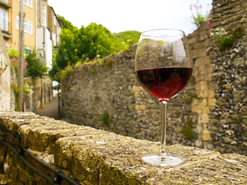 Una copa de vino en una bodega Una copa de vino en una bodega