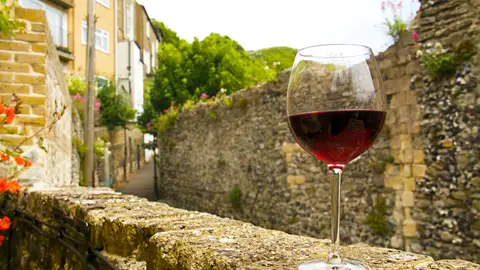 Una copa de vino en una bodega Una copa de vino en una bodega