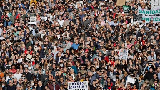 Manifestación ciudadana que recorre este domingo el centro de Madrid bajo el lema "Madrid se levanta por la sanidad pública". Manifestación ciudadana que recorre este domingo el centro de Madrid bajo el lema "Madrid se levanta por la sanidad pública".