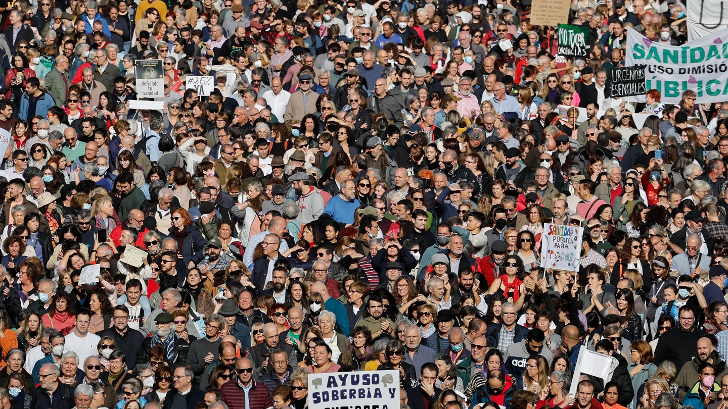 Manifestación ciudadana que recorre este domingo el centro de Madrid bajo el lema "Madrid se levanta por la sanidad pública". Manifestación ciudadana que recorre este domingo el centro de Madrid bajo el lema "Madrid se levanta por la sanidad pública".