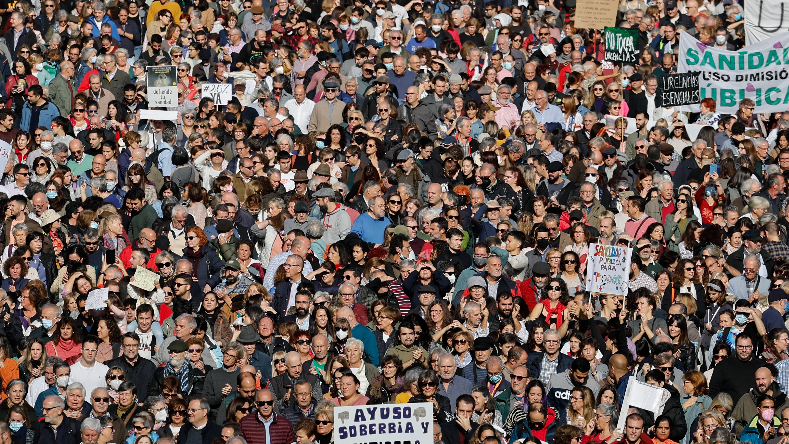 Manifestación ciudadana que recorre este domingo el centro de Madrid bajo el lema "Madrid se levanta por la sanidad pública".