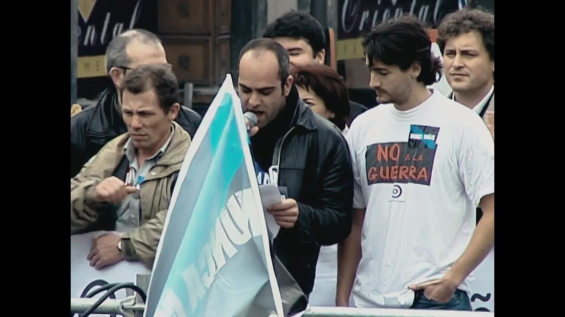 'Nunca Máis', la plataforma que unió a Galicia por el Prestige: "¡Aznar, con el bigote, limpia el chapapote!"