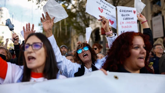 Manifestación ciudadana que recorre este domingo el centro de Madrid bajo el lema "Madrid se levanta por la sanidad pública". Manifestación ciudadana que recorre este domingo el centro de Madrid bajo el lema "Madrid se levanta por la sanidad pública".