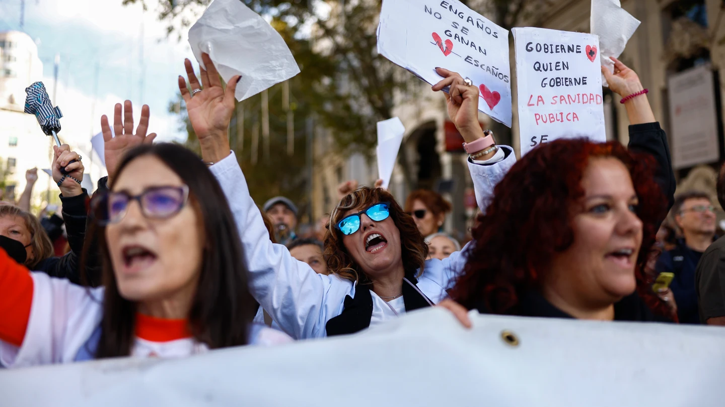 Manifestación ciudadana que recorre este domingo el centro de Madrid bajo el lema "Madrid se levanta por la sanidad pública". Manifestación ciudadana que recorre este domingo el centro de Madrid bajo el lema "Madrid se levanta por la sanidad pública".